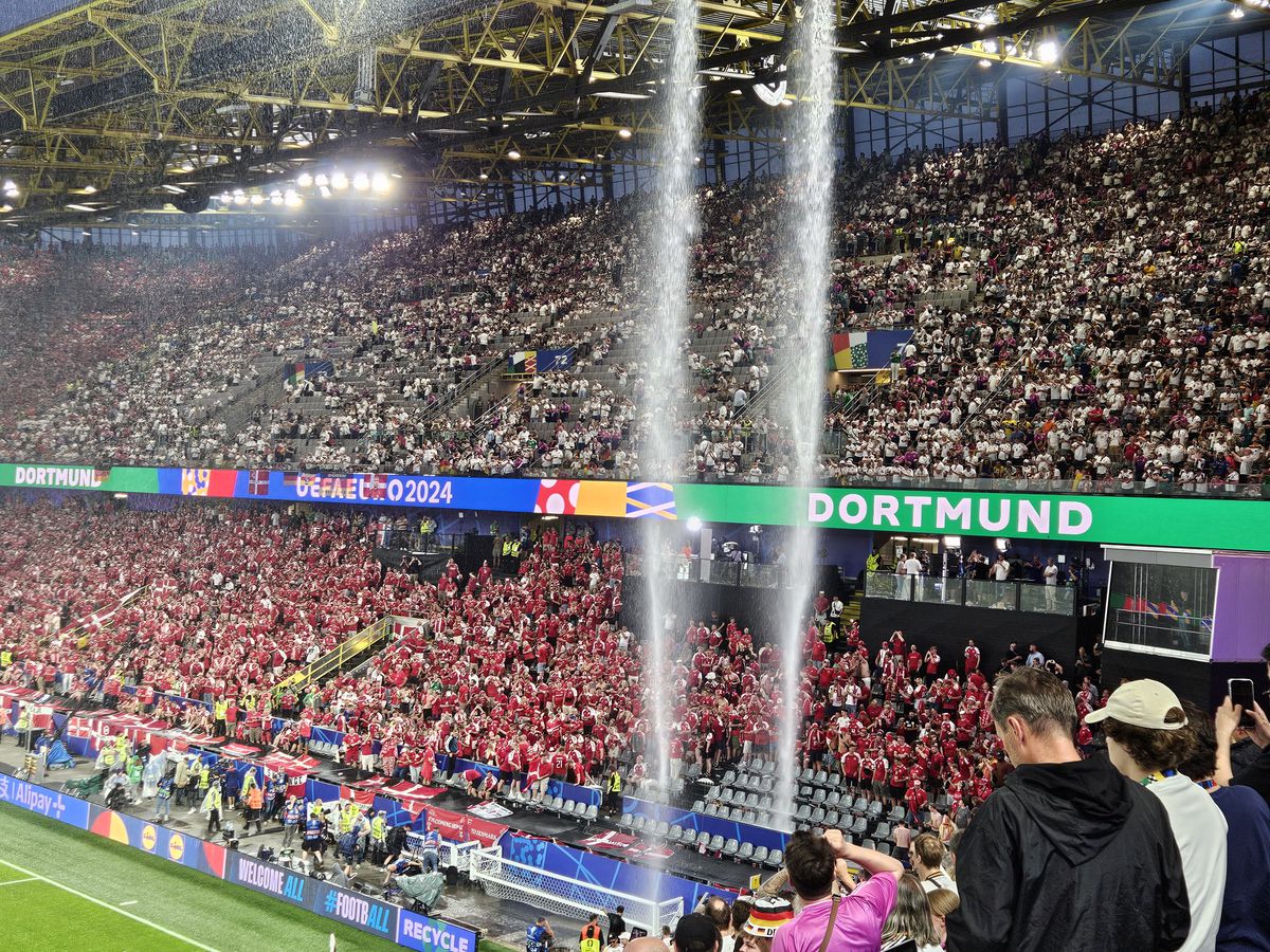 „Baie” în ploaie, încălzire după răcire + Ce a făcut Neuer chiar înainte de start » 9 detalii de pe stadion de la Germania - Danemarca