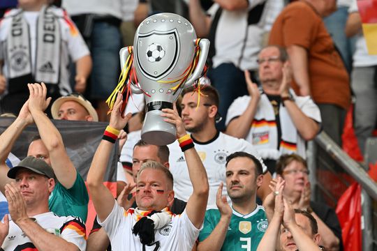 Nemții sunt disperați să-și facă rost de bilete la „sfertul” Spania - Germania / Imagini de fotoreporterul GSP Cristi Preda