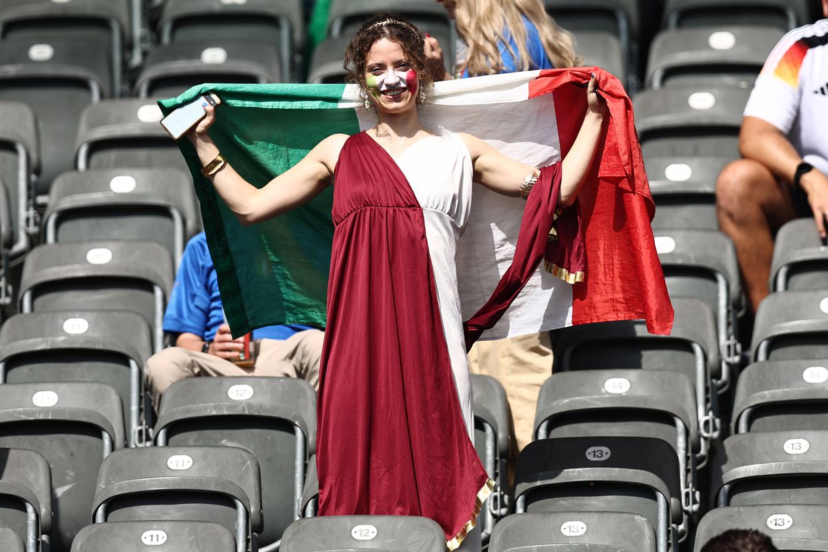 Explozie de frumusețe și culoare în tribune la Elveția - Italia