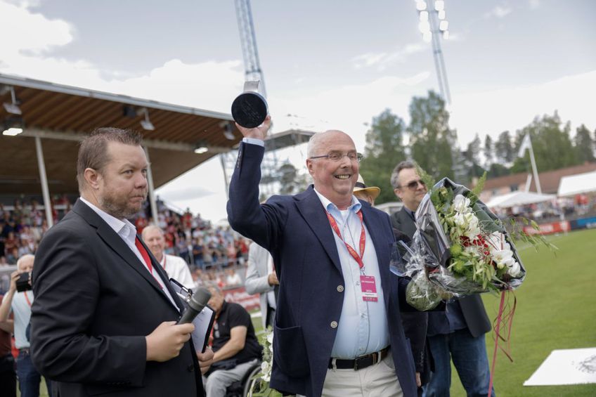 Sven-Goran Eriksson, premiat pe 1 iunie, înaintea partidei dintre Degerfors IF (echipa la care și-a început cariera ca asistent) și Utsiktens BK / Foto: Imago