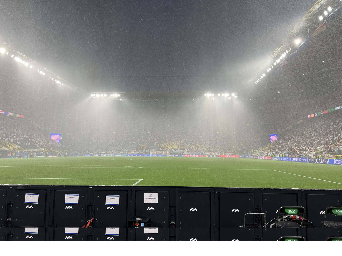 Meciul Germania - Danemarca, întrerupt timp de 25 de minute » Ploaie torențială și fulgere înspăimântătoare la Dortmund