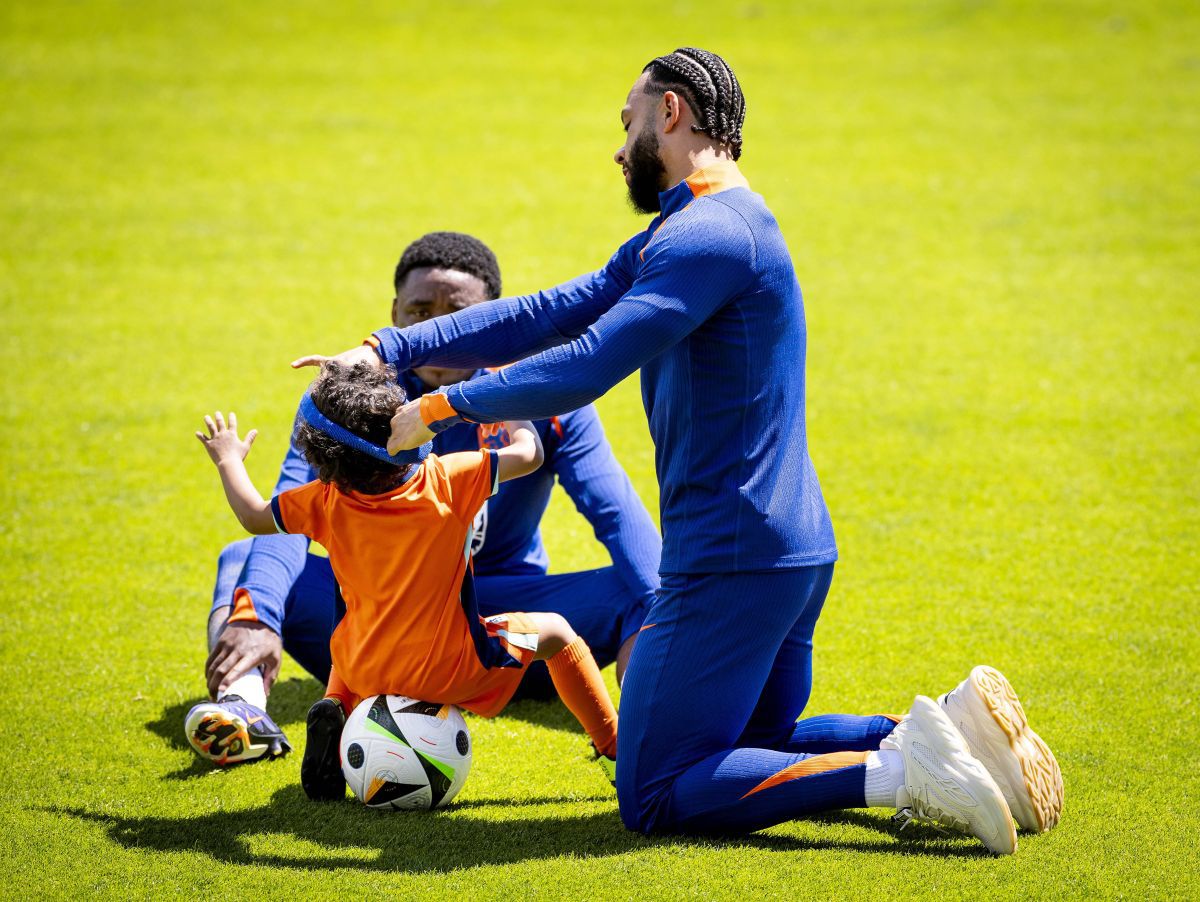 Memphis Depay și-a schimbat lookul și culoarea bentiței pentru meciul cu România