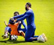 Memphis Depay, jucându-se cu băiatul lui Steven Bergwijn / Foto: Imago