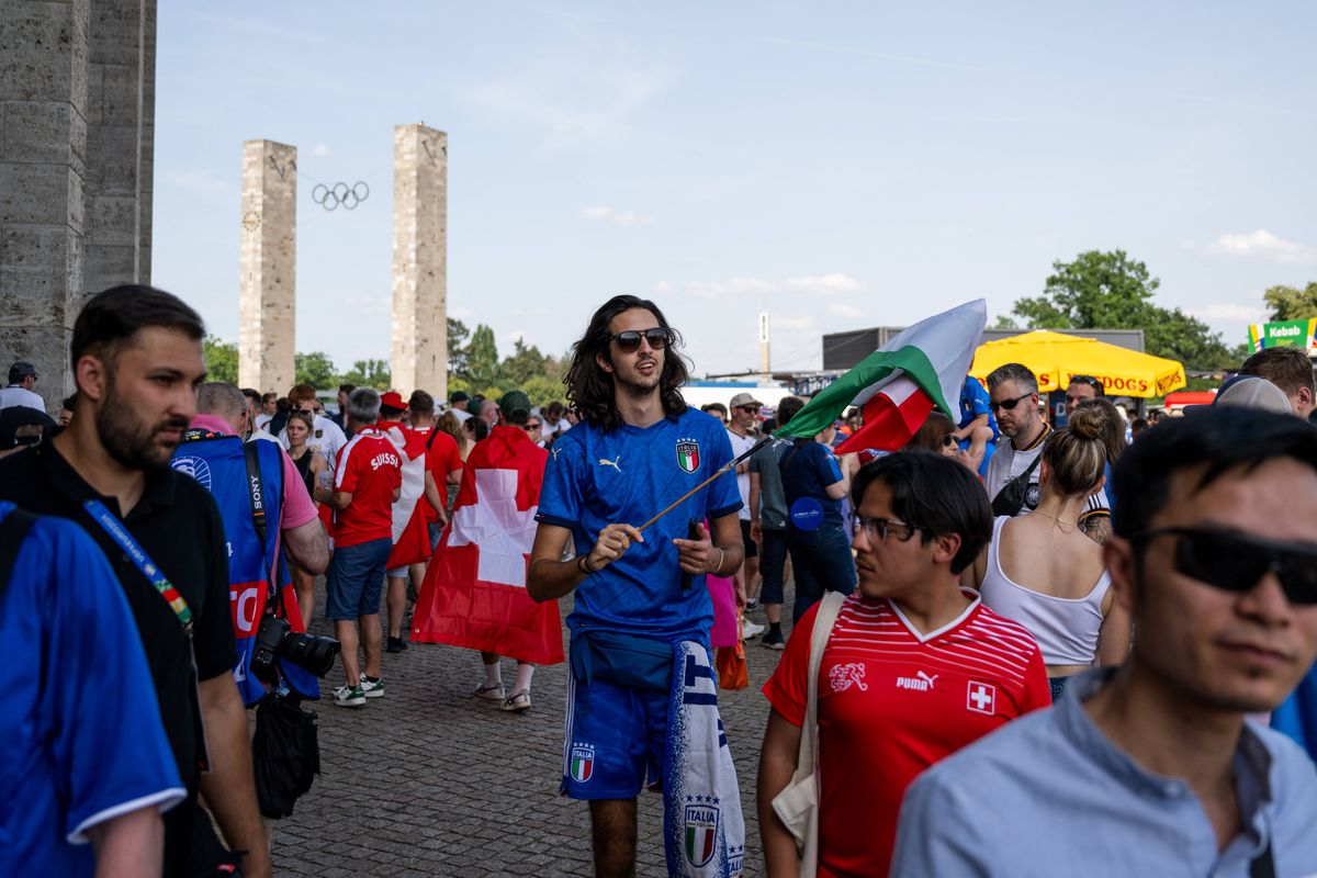 Cine a câștigat meciul din tribune la Elveția - Italia? Concurs de frumusețe și culoare la Euro 2024