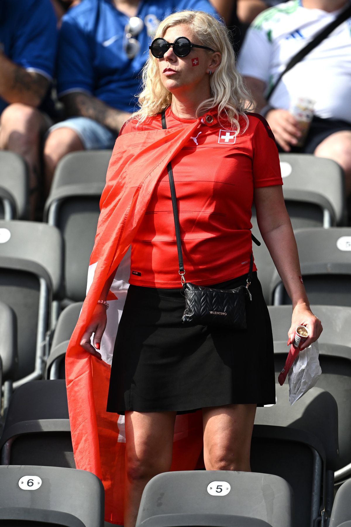 Cine a câștigat meciul din tribune la Elveția - Italia? Concurs de frumusețe și culoare la Euro 2024