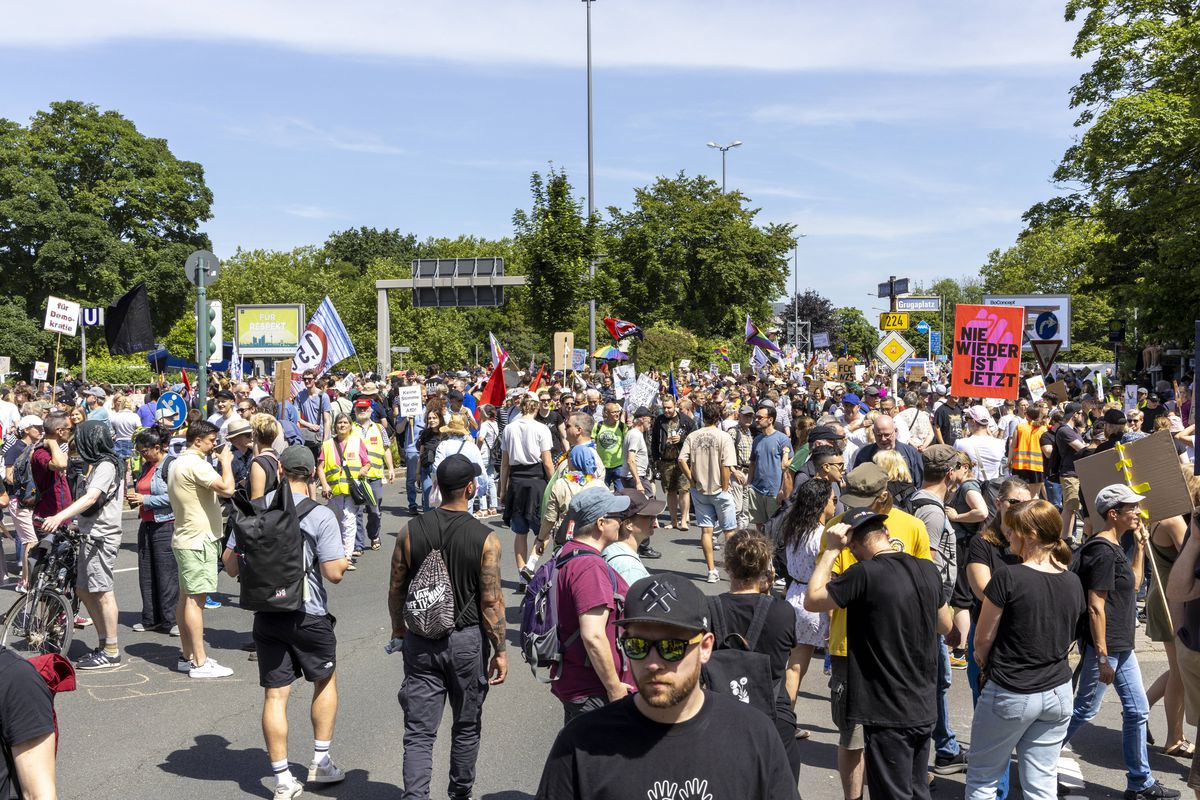 100.000 de protestatari au paralizat Germania în plin EURO 2024! Poliţiştii au folosit spray-uri cu piper şi bastoane de cauciuc