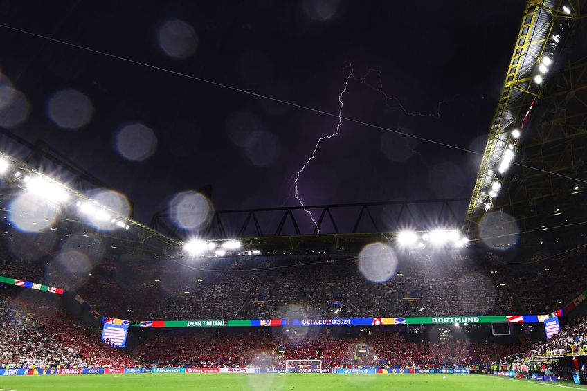 Germania - Danemarca, din optimile Campionatului European din Germania a fost întrerupt în prima repriză, la scorul de 0-0, după ce o furtună puternică a pus stăpânire pe Dortmund.