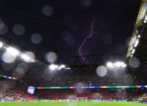 Meciul Germania - Danemarca, întrerupt timp de 25 de minute » Ploaie torențială și fulgere înspăimântătoare la Dortmund