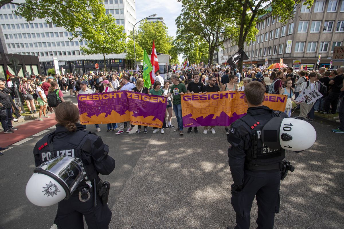 100.000 de protestatari au paralizat Germania în plin EURO 2024! Poliţiştii au folosit spray-uri cu piper şi bastoane de cauciuc