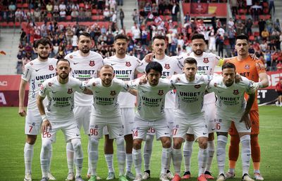 Transferul momentului în fotbalul românesc » Jucătorul dorit de Dinamo și Rapid a fost prezentat oficial la echipa din Superligă