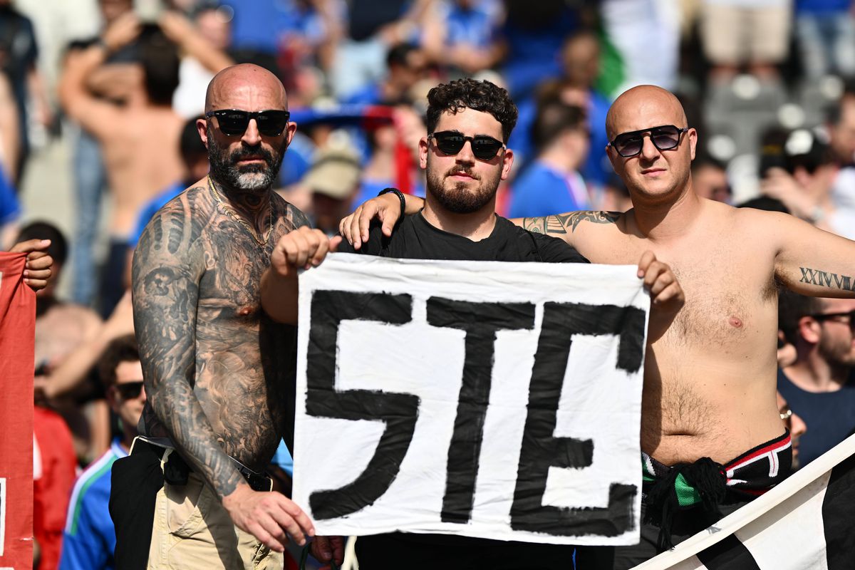 Explozie de frumusețe și culoare în tribune la Elveția - Italia