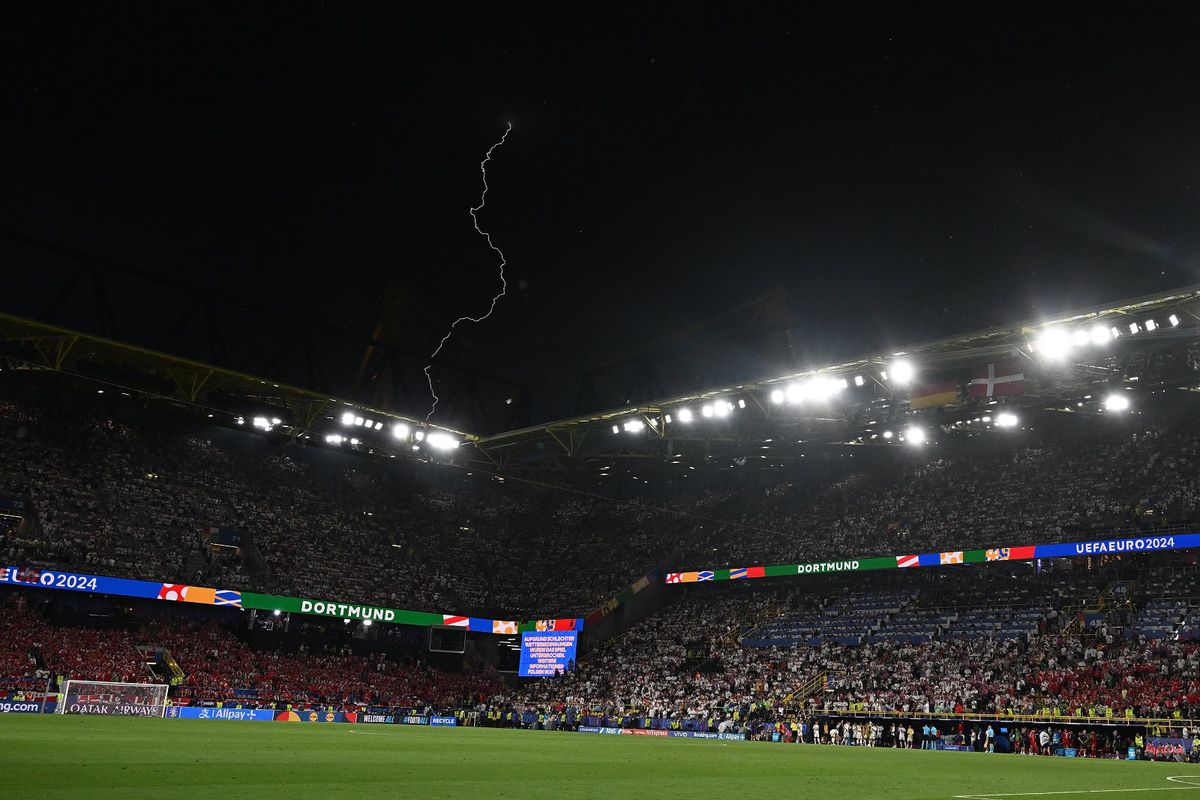Meciul Germania - Danemarca, întrerupt timp de 25 de minute » Ploaie torențială și fulgere înspăimântătoare la Dortmund