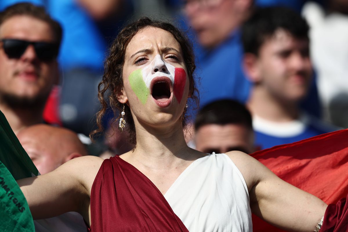 Explozie de frumusețe și culoare în tribune la Elveția - Italia