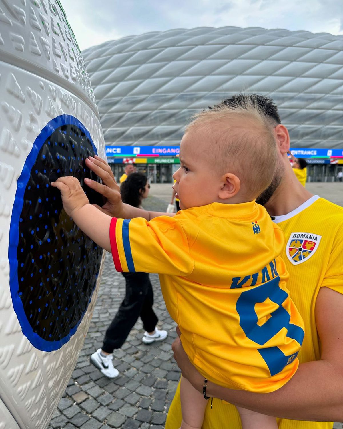 A cucerit internetul! Cel mai mic suporter român de la Euro 2024 e nepotul lui George Pușcaș