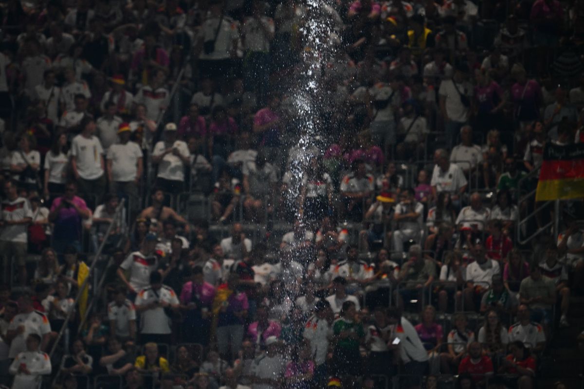 „Baie” în ploaie, încălzire după răcire + Ce a făcut Neuer chiar înainte de start » 9 detalii de pe stadion de la Germania - Danemarca