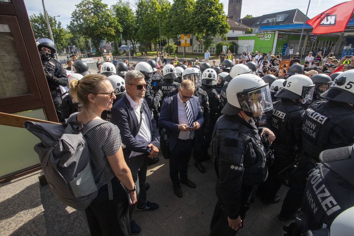 100.000 de protestatari au paralizat Germania în plin EURO 2024! Poliţiştii au folosit spray-uri cu piper şi bastoane de cauciuc
