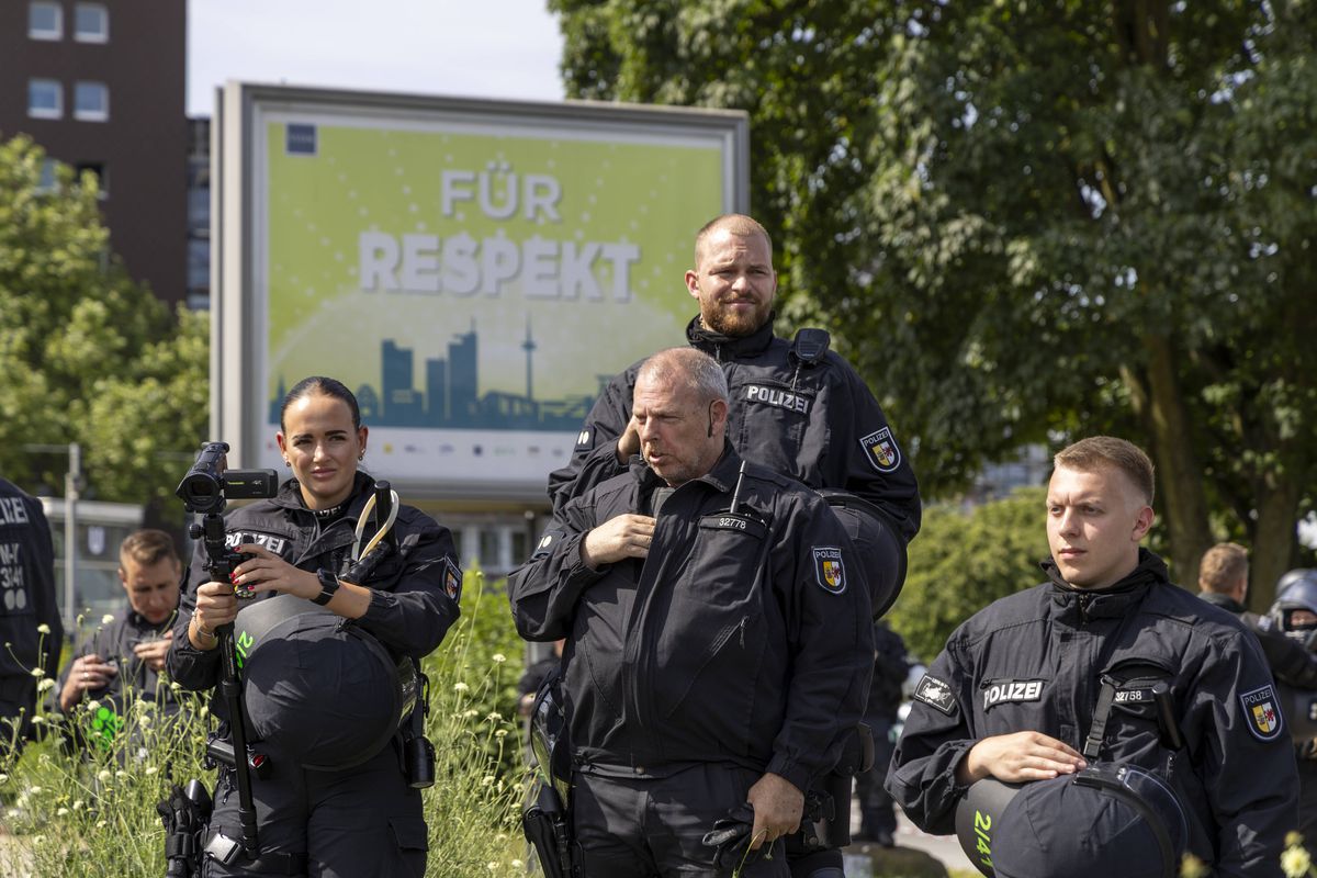 100.000 de protestatari au paralizat Germania în plin EURO 2024! Poliţiştii au folosit spray-uri cu piper şi bastoane de cauciuc