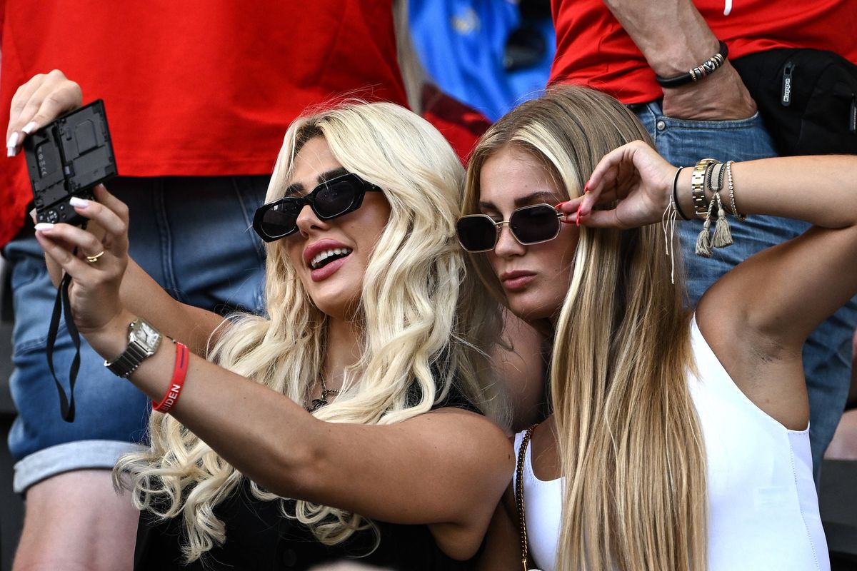 Explozie de frumusețe și culoare în tribune la Elveția - Italia