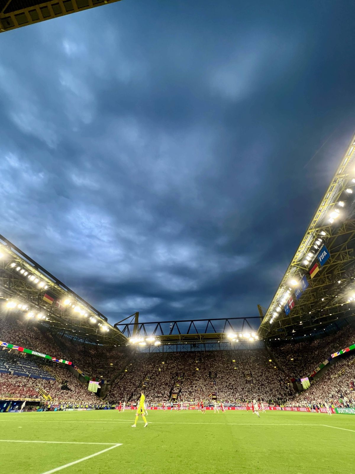 Meciul Germania - Danemarca, întrerupt timp de 25 de minute » Ploaie torențială și fulgere înspăimântătoare la Dortmund