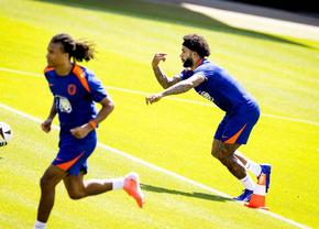 Depay e mai atent la frizură decât la jocul cu România. Ce look și-a ales decarul olandez la antrenamentul de azi dimineață! Fanii au păreri împărțite: „Aura lui este de neatins” vs „La fel de frustrant ca întotdeauna!”