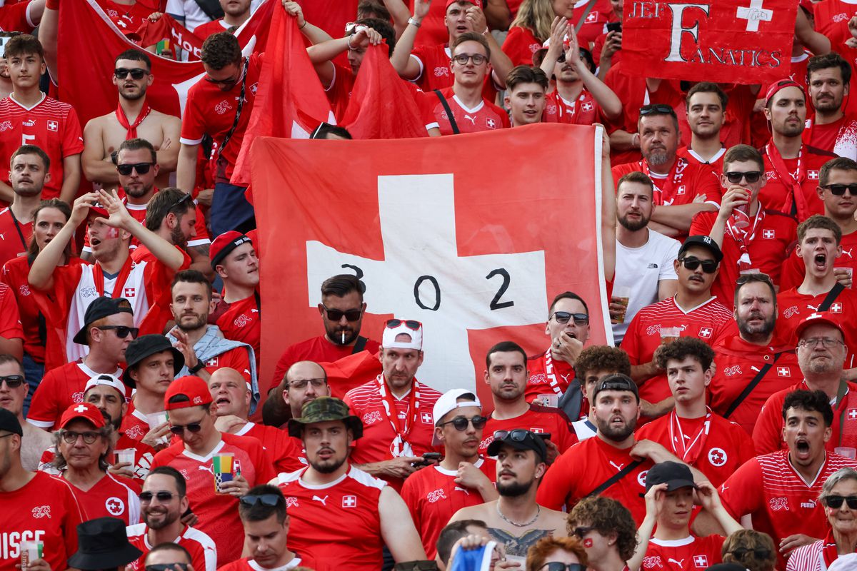 Cine a câștigat meciul din tribune la Elveția - Italia? Concurs de frumusețe și culoare la Euro 2024