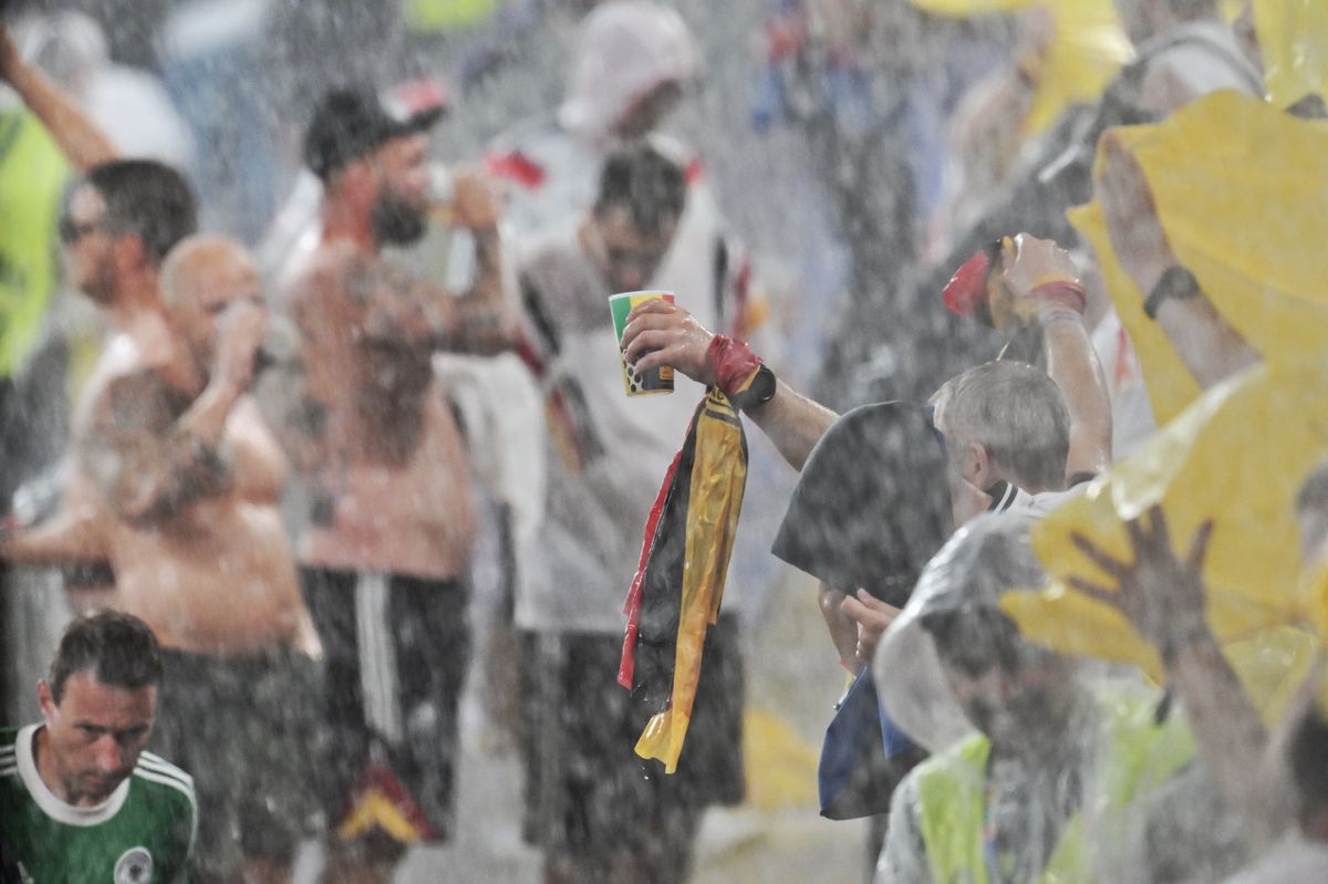 „Baie” în ploaie, încălzire după răcire + Ce a făcut Neuer chiar înainte de start » 9 detalii de pe stadion de la Germania - Danemarca