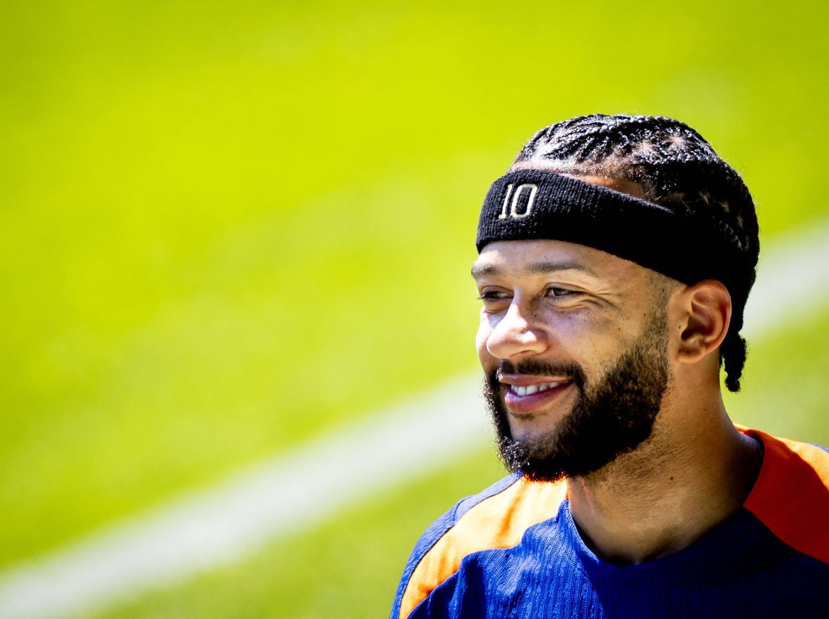 Memphis Depay și-a schimbat lookul și culoarea bentiței pentru meciul cu România