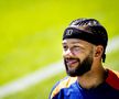 Memphis Depay, zâmbitor cu noul look, despre care s-a discutat pe marginea terenului / Foto: Imago