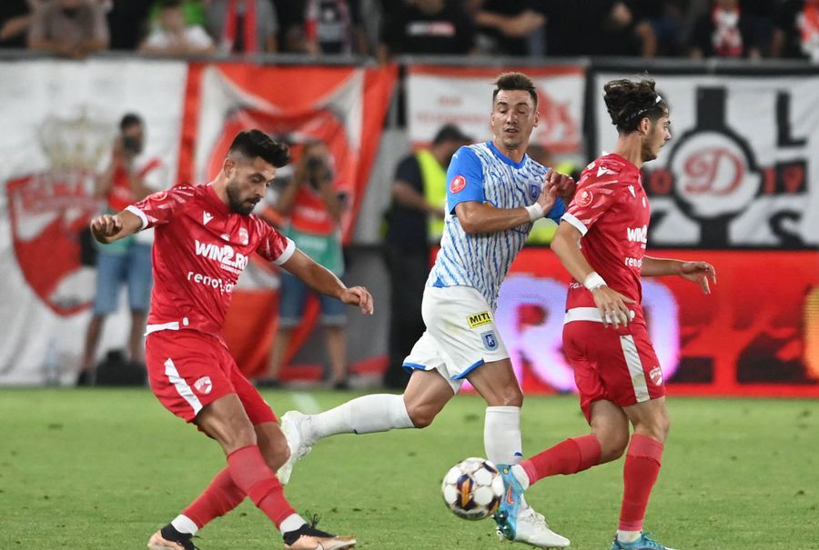 Valentin Borcea, în timpul unui duel cu U Craiova. Sursă foto: Imago Prăbușirea unei mari speranțe dinamoviste » Nici banca de rezerve nu o mai prinde în play-out!