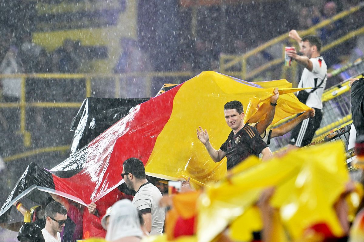 „Baie” în ploaie, încălzire după răcire + Ce a făcut Neuer chiar înainte de start » 9 detalii de pe stadion de la Germania - Danemarca