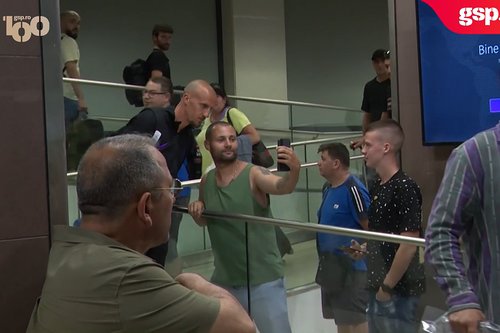 Vlad Chiricheș în timp ce face o poză cu un fan / Foto: captură de ecran GSP.ro