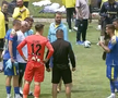 Jucătorii celor de la Petrolul se pozează cu Jose Mourinho
