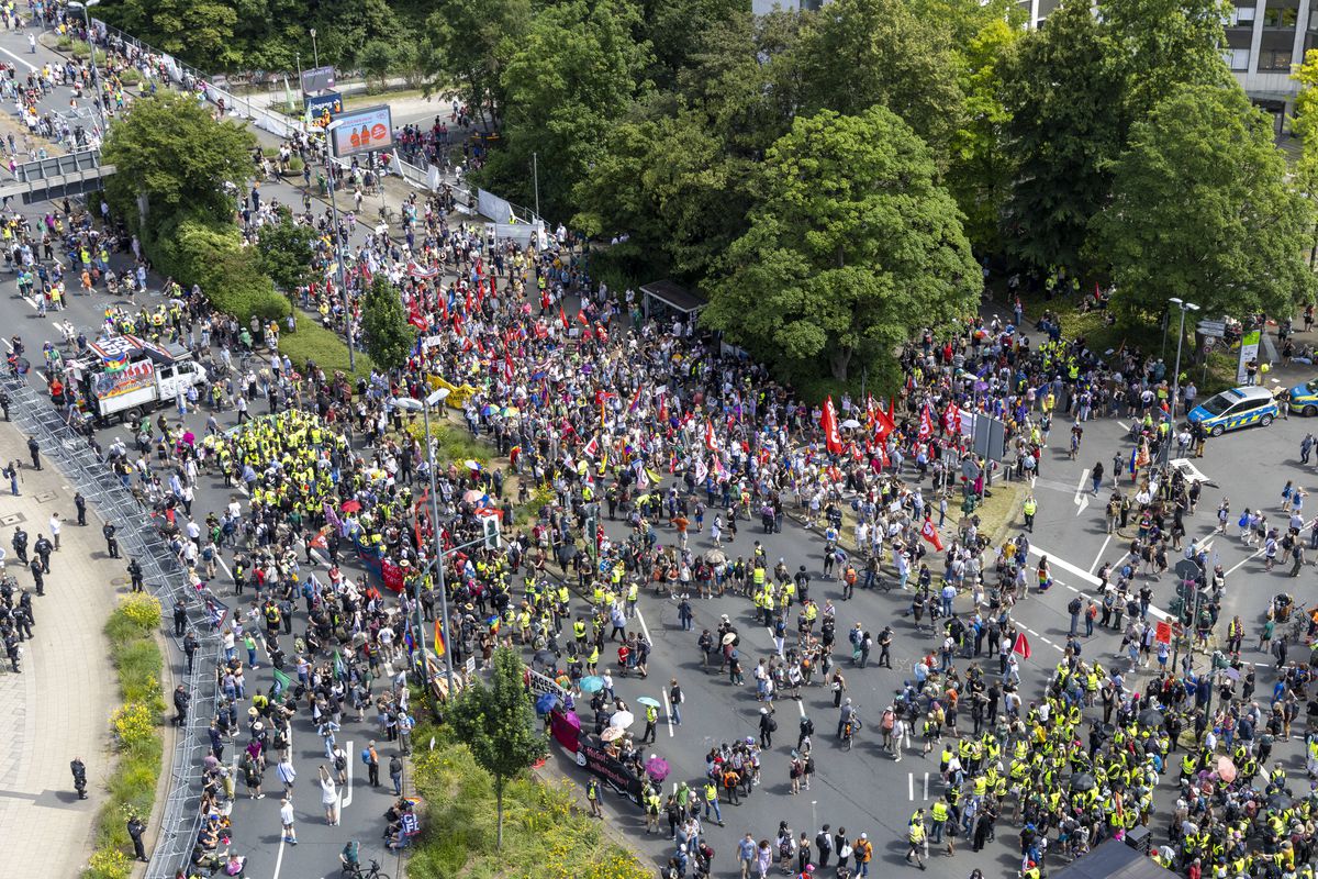 100.000 de protestatari au paralizat Germania în plin EURO 2024! Poliţiştii au folosit spray-uri cu piper şi bastoane de cauciuc