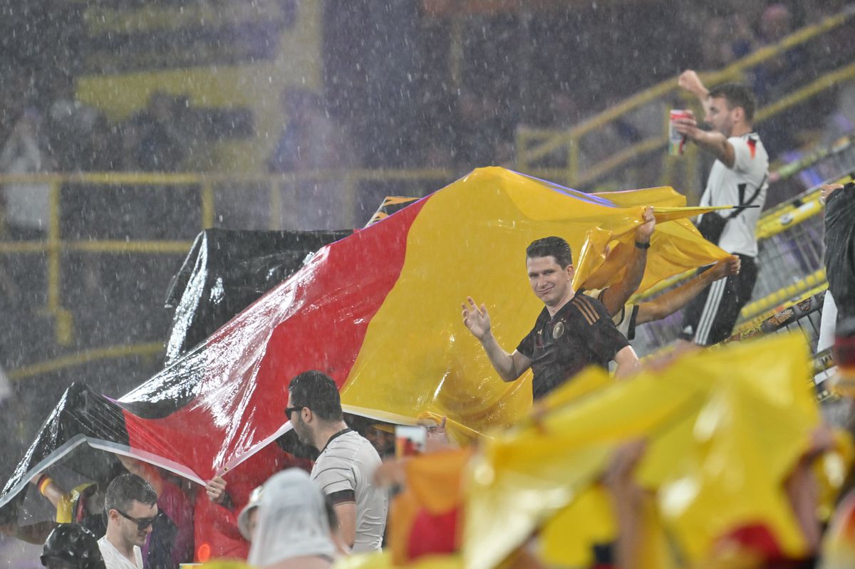 „Baie” în ploaie, încălzire după răcire + Ce a făcut Neuer chiar înainte de start » 9 detalii de pe stadion de la Germania - Danemarca