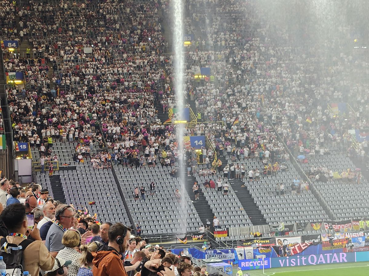 Meciul Germania - Danemarca, întrerupt timp de 25 de minute » Ploaie torențială și fulgere înspăimântătoare la Dortmund