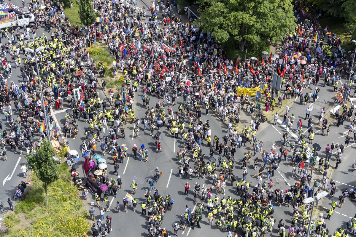 100.000 de protestatari au paralizat Germania în plin EURO 2024! Poliţiştii au folosit spray-uri cu piper şi bastoane de cauciuc