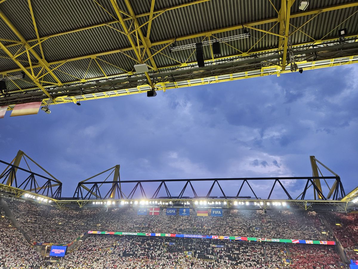 „Baie” în ploaie, încălzire după răcire + Ce a făcut Neuer chiar înainte de start » 9 detalii de pe stadion de la Germania - Danemarca