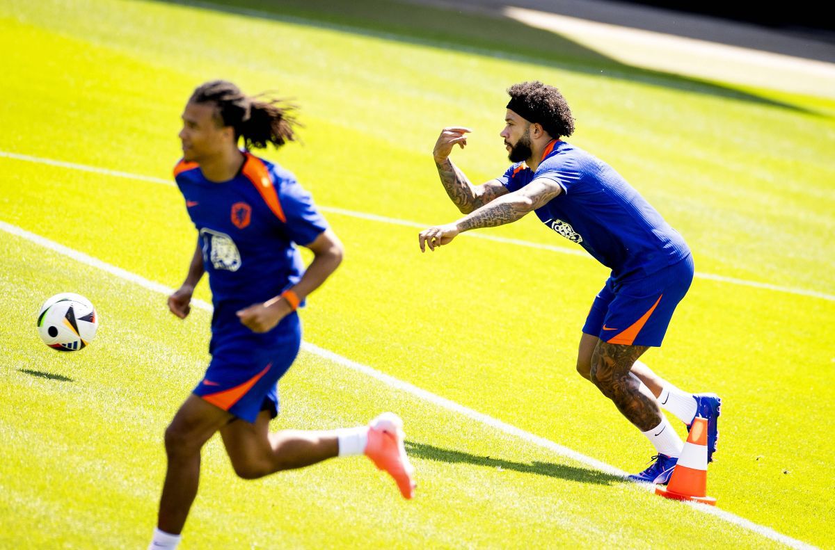 Memphis Depay și-a schimbat lookul și culoarea bentiței pentru meciul cu România