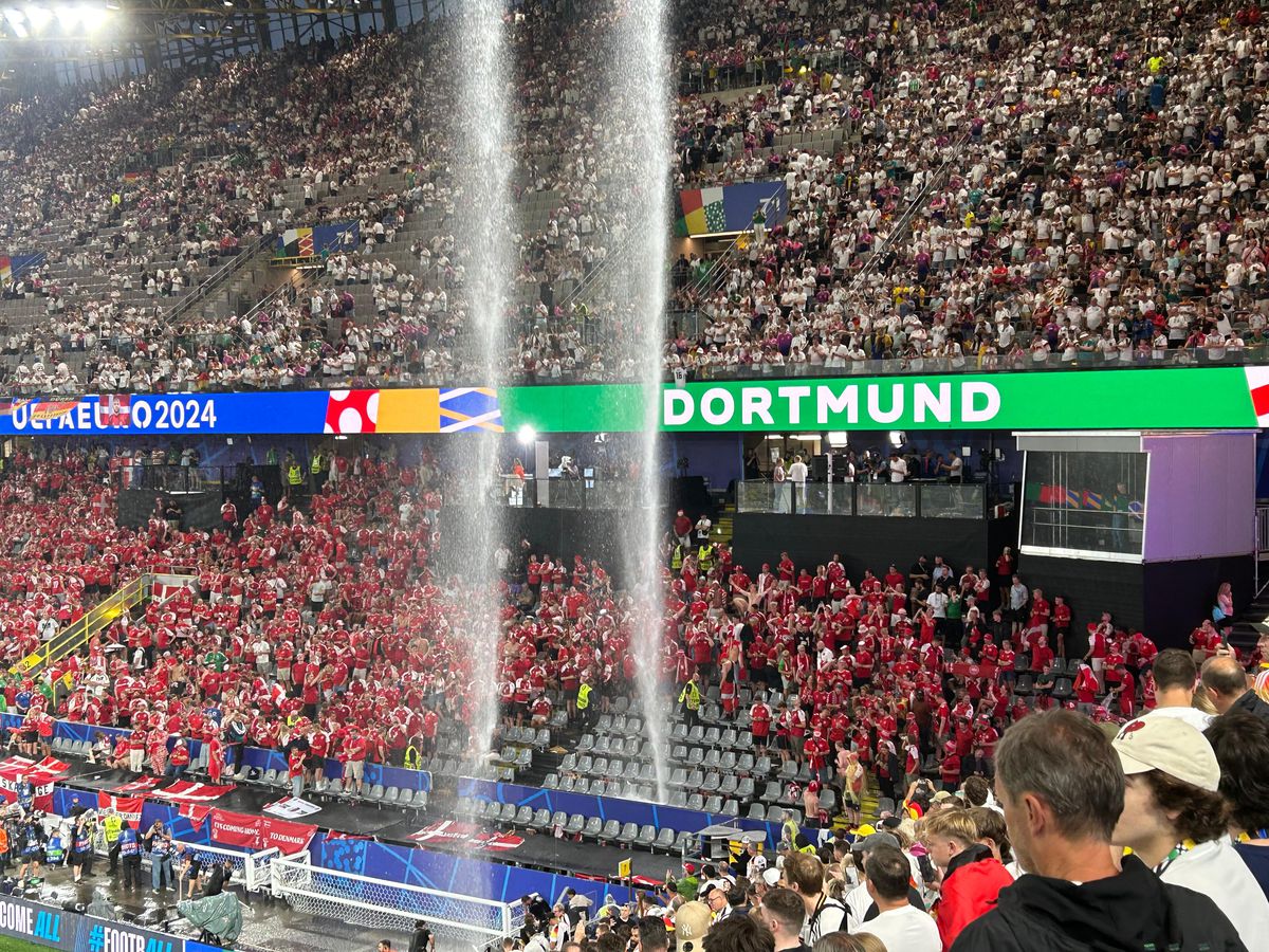 Meciul Germania - Danemarca, întrerupt timp de 25 de minute » Ploaie torențială și fulgere înspăimântătoare la Dortmund