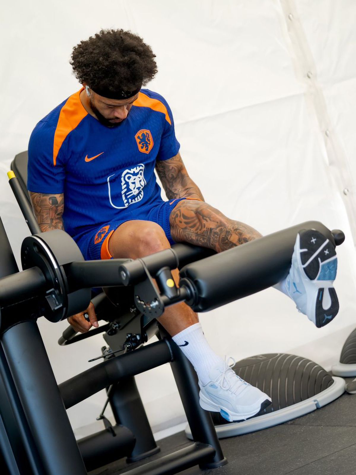 Îl mai recunoști? Memphis Depay și-a schimbat total look-ul înaintea disputei cu România de la Euro 2024: „Și prietenei mele îi place!”