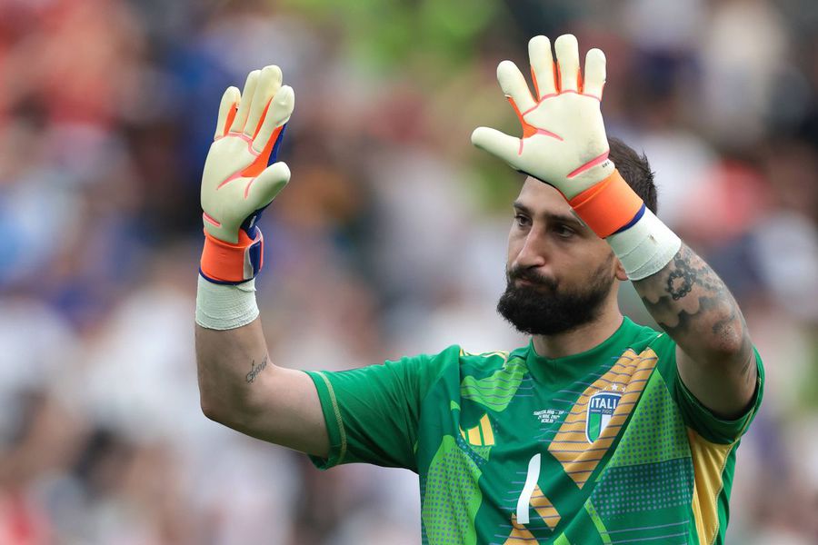 Gianluigi Donnarumma a fost cel care a tras de colegi să meargă pentru a cere scuze fanilor / Foto: Imago Luciano Spalletti își admite eșecul » „Nu avem alibiuri. Eu am greșit selecția!” + Și jucătorii săi sunt autocritici