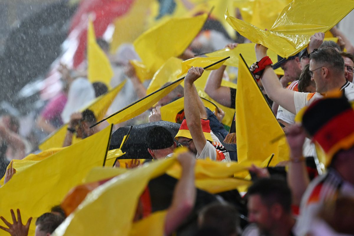 „Baie” în ploaie, încălzire după răcire + Ce a făcut Neuer chiar înainte de start » 9 detalii de pe stadion de la Germania - Danemarca