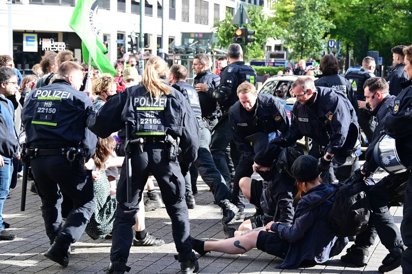 La jumătate de oră de Dortmund, acolo unde are loc în această seară meciul dintre Germania și Danemarca, au avut loc lupte de stradă între protestatari şi poliţie, înaintea congresului partidului Alternativa pentru Germania (AfD, extrema dreaptă).