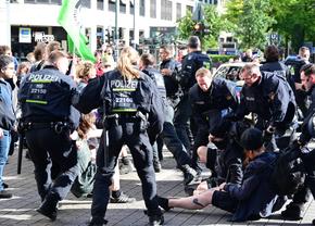 100.000 de protestatari au paralizat Germania în plin EURO 2024! Poliţiştii au folosit spray-uri cu piper şi bastoane de cauciuc