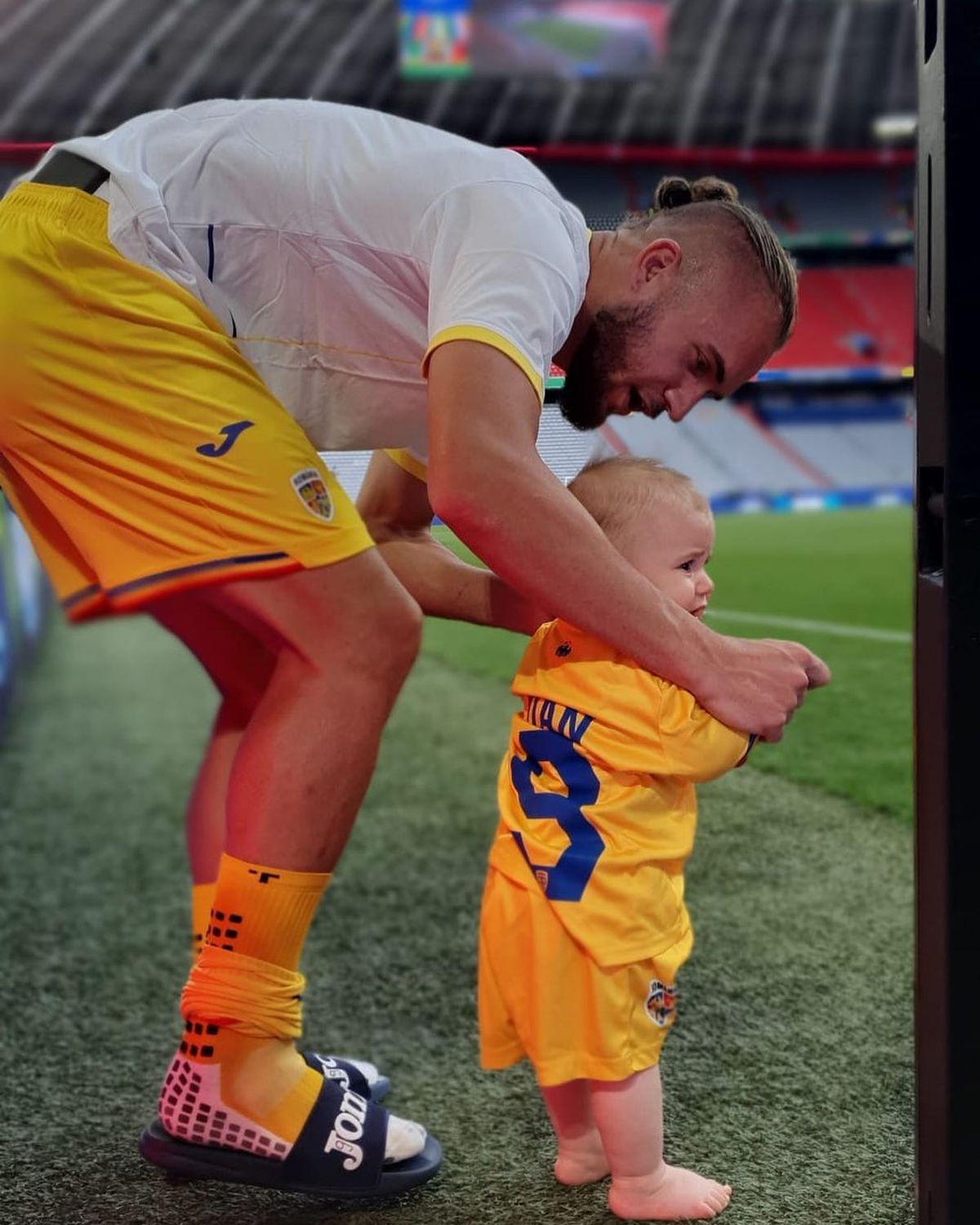 A cucerit internetul! Cel mai mic suporter român de la Euro 2024 e nepotul lui George Pușcaș