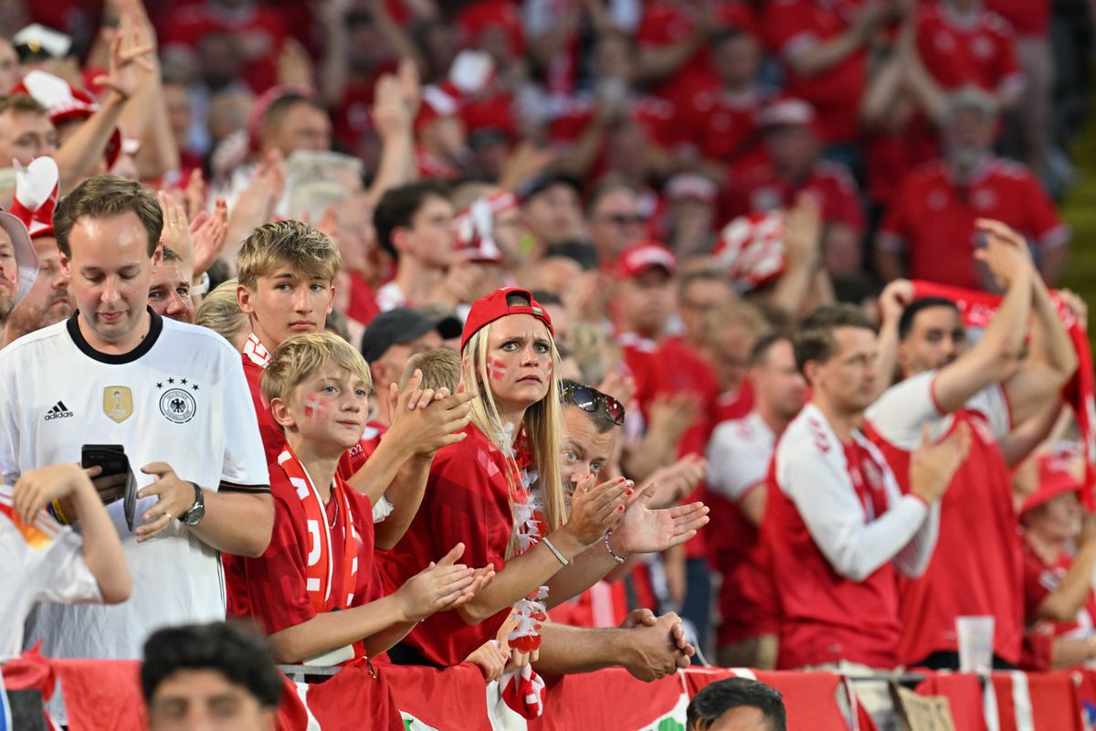 Dărâmați, dar împreună » Ce s-a întâmplat după finalul dureros din Germania - Danemarca: gestul lui Eriksen și jucătorul care nu se putea ridica