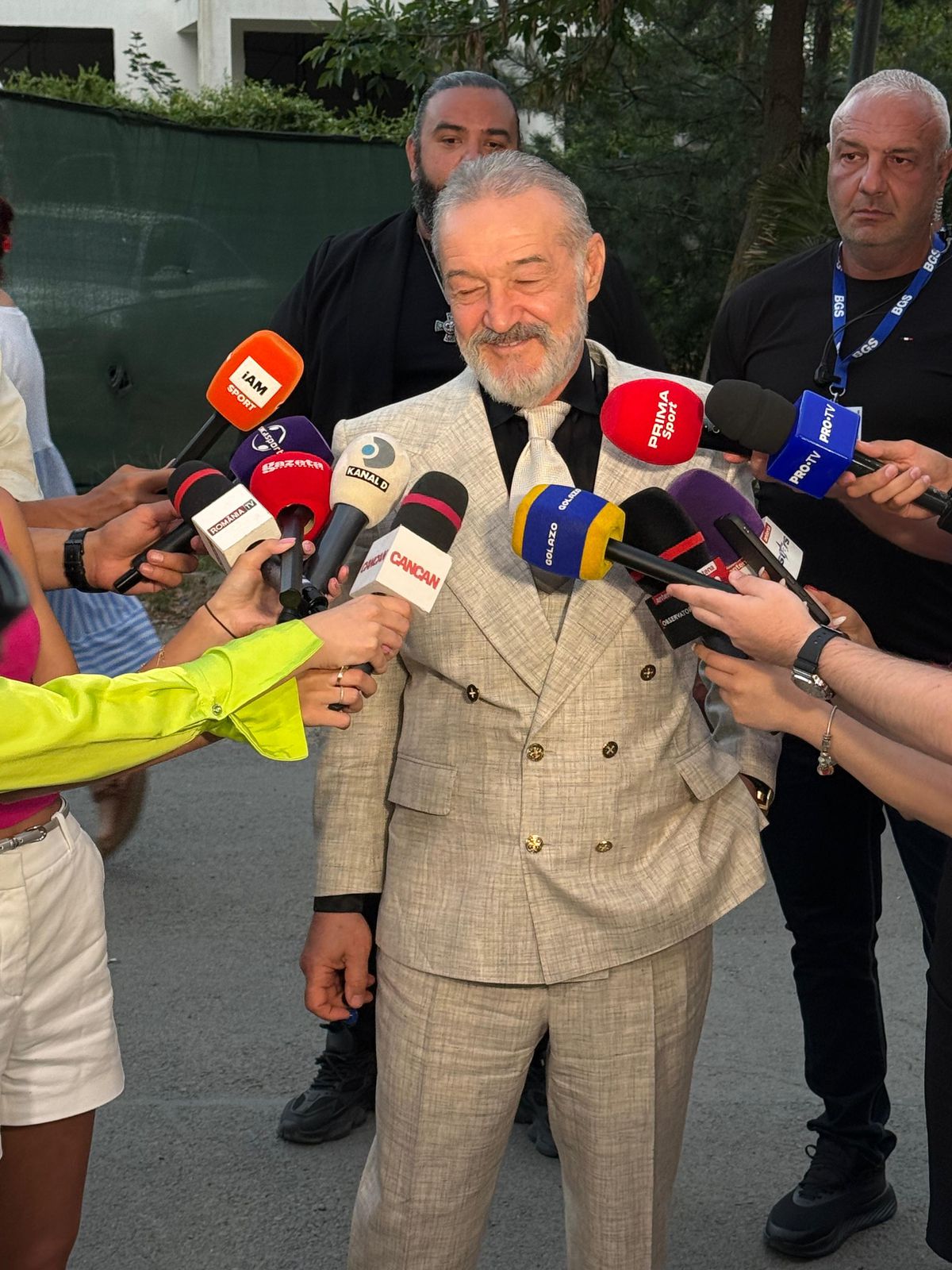 Cum a apărut Gigi Becali la nunta cuplului Kira Hagi - Thomas Ferfelis: „Am inima nebună, îmi vine să dansez!”