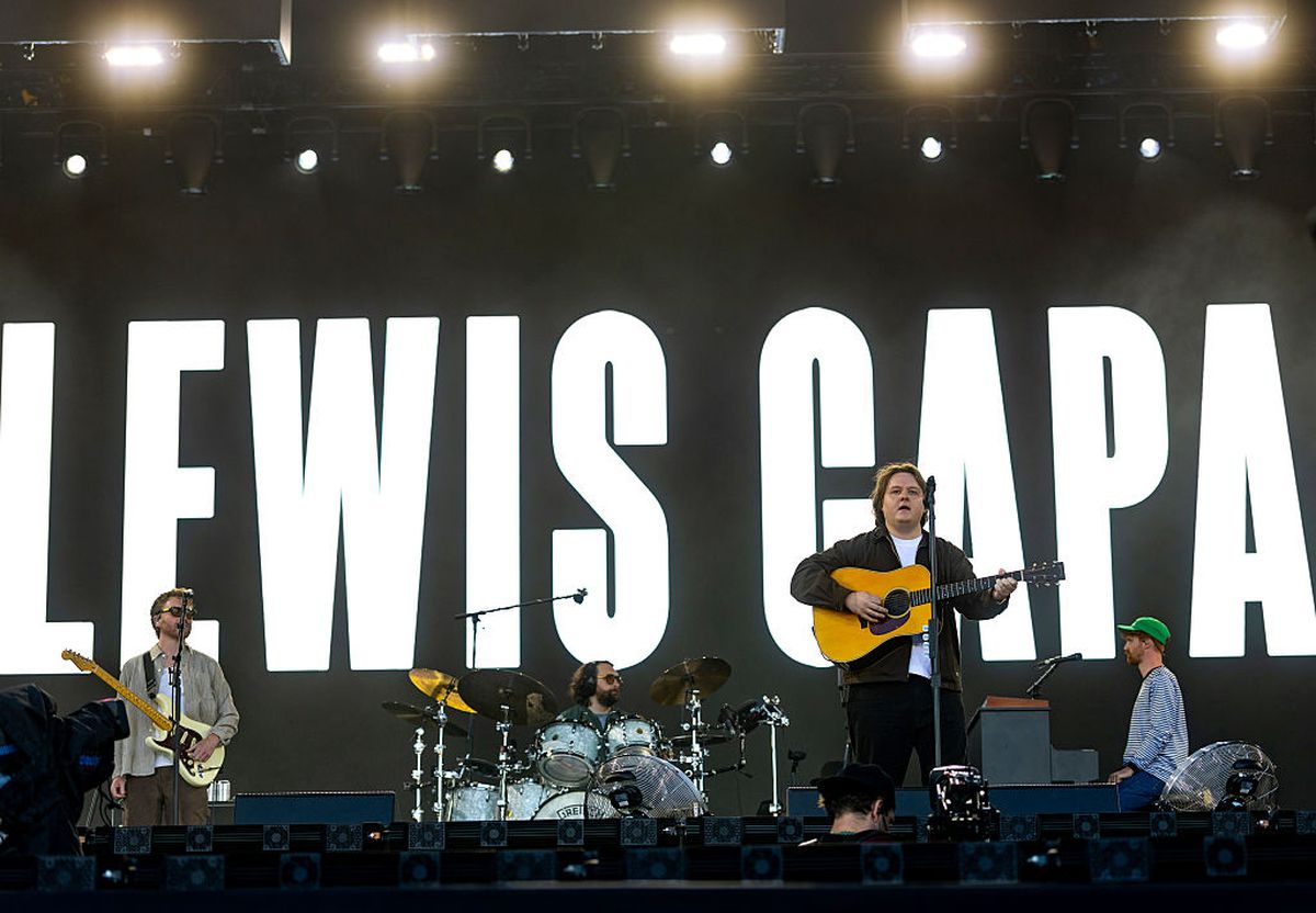 Glastonbury, festivalul favorit al lui Jamie Carragher, plin de controverse în 2025 » Peste 200.000 de participanți: sute de steaguri ale Palestinei, femei în costume provocatoare și un mesaj scandalos