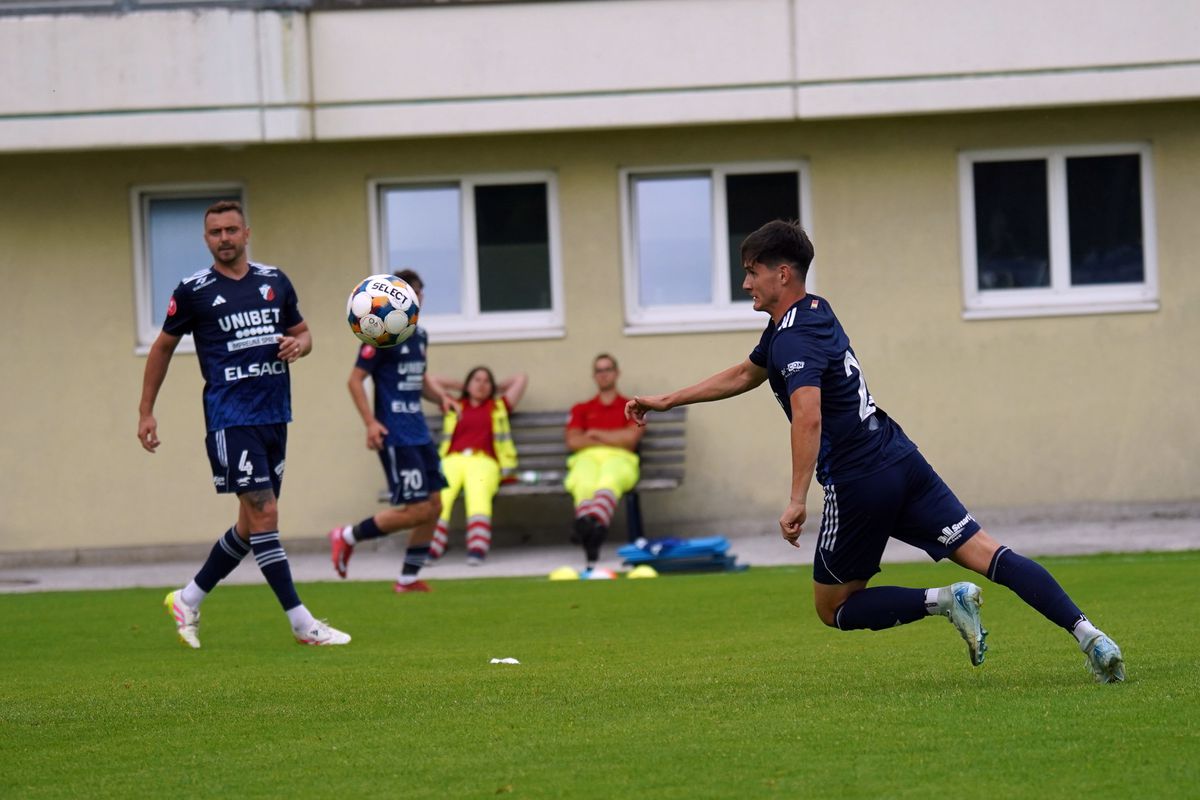 Mărturie halucinantă în scandalul-monstru din Superliga: „A intrat peste jucător în cameră și l-a îmbrâncit peste masă. Un ciob i-a intrat în spate, îi putea fi fatal!”