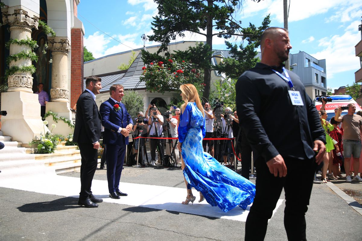 Kira Hagi și Thomas Ferfelis s-au căsătorit religios » În ce mașină au venit la eveniment: imagini tari cu Ianis și verișoara Maria